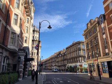 Londra, İngiltere - 10 Temmuz 2023, Londra 'da bir sokak köşesinde yedi katlı tuğla bina, çok sayıda penceresi var ve geleneksel İngiliz tarzında bir otel olarak tasarlandı..