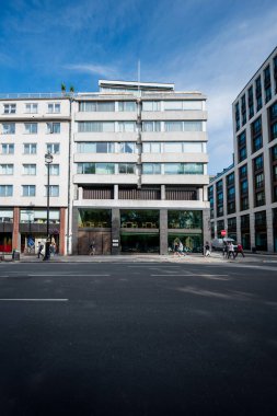 Londra, İngiltere - 10 Temmuz 2023, Büyük Cam Pencereli Çağdaş Bir Restoran Bustling Londra Binası, Enerjik Sokak Sahnesi ve Davetkar Ambians Altında Açık Gökyüzü.