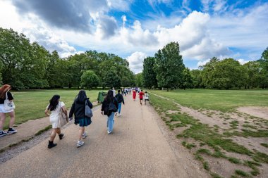 Londra, İngiltere - 10 Temmuz 2023, Londra 'da Serene Green Spaces, Rahatlatıcı Açık Hava Deneyimi, Turizm veya Kentsel Yaşam Tarzı Kentin hem Yerel hem de Ziyaretçiler İçin Çağrısını gözler önüne seriyor.