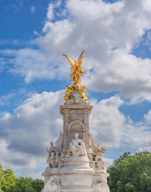 Londra, İngiltere - 10 Temmuz 2023, Victoria Anıtı 'nın Görkemli Manzarası Londons Iconic Simgeleriyle süslenmiş, Büyük bir Turist kalabalığı tarafından çevrelenmiş kısmen bulutlu bir gökyüzü altında.