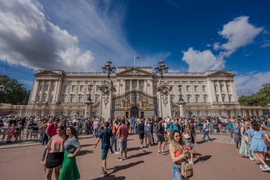 Londra, İngiltere - 10 Temmuz 2023, Buckingham Sarayı Parlak, güneşli bir günde Canlı Turistlerin Fotoğraf Çekmesi ve Muhafızların Değişmesini Bekleme Günü.