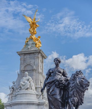 Londra, İngiltere - 10 Temmuz 2023, Victoria Anıtı 'nda temelinde siyah bir heykel, ortasında beyaz mermer bir figür ve üzerinde altın melek benzeri bir heykel vardı..