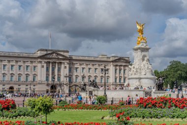 Londra, İngiltere - 10 Temmuz 2023, Buckingham Sarayı ve Victoria Anıtı Önplanda Bahçeyle Tam Görüş Turistler Vibrant Sahnesinin keyfini çıkarırken.