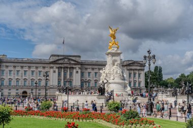 Londra, İngiltere - 10 Temmuz 2023, Buckingham Sarayı ve Victoria Anıtı Önplanda Bahçeyle Tam Görüş Turistler Vibrant Sahnesinin keyfini çıkarırken.