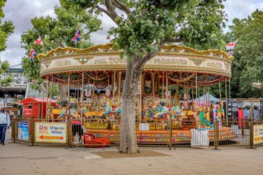 Londra, İngiltere - 10 Temmuz 2023, renkli atlarla dolu canlı bir atlıkarınca Londra 'da her yaştan insanı cezbediyor..