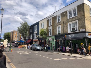 Londra, İngiltere - 10 Temmuz 2023, Notting Hill Kitapevi 'nin dışında, turistler bu ikonik Londra sitesinde film ve kitap meraklıları tarafından sevilen anıları yakalıyorlar..