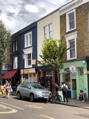 Londra, İngiltere - 10 Temmuz 2023, Notting Hill Kitapevi 'nin dışında, turistler bu ikonik Londra sitesinde film ve kitap meraklıları tarafından sevilen anıları yakalıyorlar..