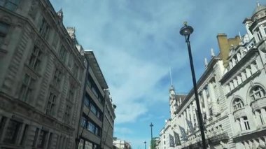 Londra, İngiltere 10 Temmuz 2023, Londra otobüsünün ikinci katındaki sahne, şehrin mimarisini, işlek yolları ve yayaların şehir çevresinden geçişini gözler önüne seriyor..