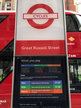 Londra, İngiltere 11 Temmuz 2023, Great Russell Caddesi 'ndeki Londra Bisiklet Kiralama İstasyonu Kısa Şehir Yolları için Ucuz Bisiklet Sağlanan Fiyat ve Kullanım Detaylarını Gösteriyor.