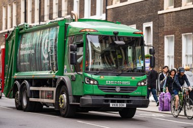Londra, İngiltere, 11 Temmuz 2023, Kentte Yeşil Atık Toplama Kamyonu Tarihi Mimariye Karşı Sürdürülebilirliği Gösteriyor.