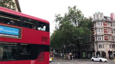Londra, İngiltere, 11 Temmuz 2023, Yayalar, Bisikletçiler ve Tarihi Sokaklar Aracıyla Yoğun Kavşak, Modern Trafik ve Klasik Mimarinin Şehir Harmanını Gösterme.