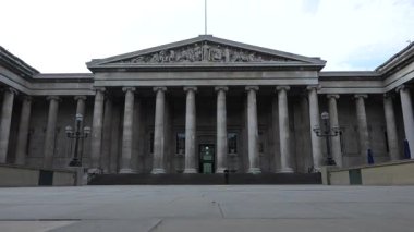 Londra, İngiltere, 11 Temmuz 2023, British Museum 'un önünde, seyahat ve kültürel markalaşma için mükemmel bir yer. Dış görünüşü Müzenin Tarihi Derinliğini Vurguluyor.