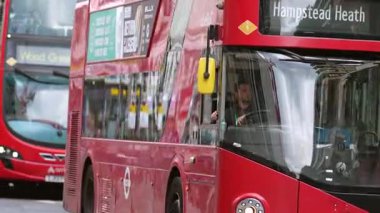 Londra, İngiltere 11 Temmuz 2023, Kırmızı Katlı Otobüsler, Yayalar ve Bisikletçiler Tottenham Court Yolu A40 Rd., Londra Bustling Energy ve Classic Appeal 'e çıkıyor..