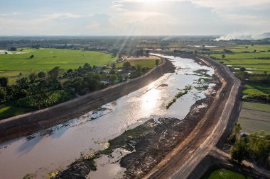 İnşaat, yağmur mevsiminde sel baskınını önlemek için bir kanal ve baraj kazıyor. Tarih 14 Mayıs 2021, Uthai Thani, Tayland.