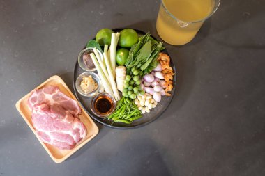 Tezgahtaki Tayland yemeği menüsü için sebze malzemeleri ve domuz eti hazır, işleme hazır.. 