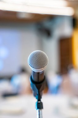 Seminer salonundaki mikrofon standında herkesin konuşma ya da seminer katılımcılarını selamlarken kullanması için..