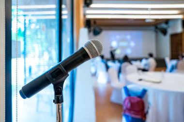 Seminer salonundaki mikrofon standında herkesin konuşma ya da seminer katılımcılarını selamlarken kullanması için..