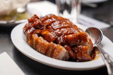 Çıtır domuz eti ve kavrulmuş ördek karamelize edilmiş, özgün Çin barbeküsü lezzetleriyle servis edilir..