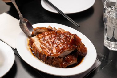 Çıtır domuz eti ve kavrulmuş ördek karamelize edilmiş, özgün Çin barbeküsü lezzetleriyle servis edilir..