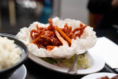 Sepet, dilimlenmiş domuz etine ekstra bir doku katıyor.