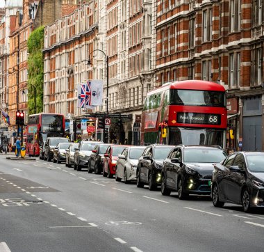 Londra, İngiltere, 11 Temmuz 2023, Trafikte Sıkışan Uzun Araba Hattı ile Yoğun Sokak Sahnesi. İkonik Kırmızı Çift Katlı Otobüsler ve Tarihi Binalar Şehir Klasik Atmosferini Yansıtır.