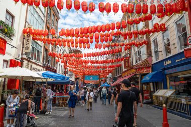 Londra, İngiltere, 11 Temmuz 2023, Çin Mahallesi 'ndeki Bustling Caddesi Kırmızı Fenerlerle süslenmiş Restoranlar ve Marketler Arasındaki Canlı Kültürel Sahne.