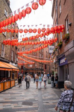 Londra, İngiltere, 11 Temmuz 2023, Çin Mahallesi 'ndeki Bustling Caddesi Kırmızı Fenerlerle süslenmiş Restoranlar ve Marketler Arasındaki Canlı Kültürel Sahne.