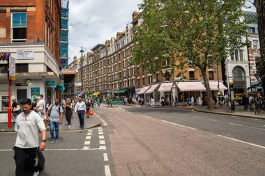 Londra, İngiltere, 11 Temmuz 2023, Westminster Showcase Tarihi Binalar, Modern Dükkanlar ve Yayalar 'da Little Newport Caddesi' nin Sokak Manzarası, Şehir Yaşamının Günlük Ritmini Yakalama.