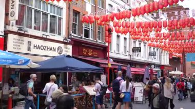 Londra, İngiltere, 11 Temmuz 2023, Çin Mahallesi 'ndeki Bustling Caddesi Kırmızı Fenerlerle süslenmiş Restoranlar ve Marketler Arasındaki Canlı Kültürel Sahne.