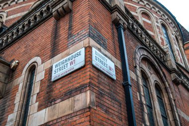 Westminster 'daki Ağırlık Evi Caddesi boyunca duran Kırmızı Tuğlalı Bina Huzurlu Şehir Köşesi' nin Ebedi Büyüsünü Ele Geçiriyor..