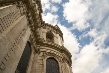 St. Paul Katedrali 'nin açılı bir perspektifi, heykeltraş ön cephesini ve zarif taş işçiliğini ön plana çıkarıyor..