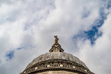 İngiliz Barok tasarımının bir başyapıtı olan St. Paul Katedrali 'nin üst kubbesi dramatik bulutlara karşı dimdik ayakta duruyor..