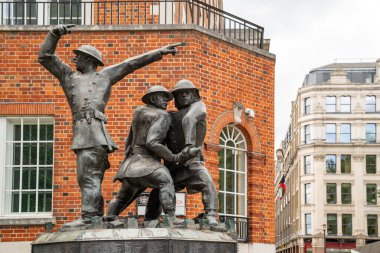 Londra 'da bir bronz itfaiyeci anıtı var. Savaş sırasında hizmet edenlerin cesaretini onurlandırıyor. Heykel dinamik hareketi ve duyguyu yakalar..
