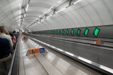 Londra, İngiltere, 11 Temmuz 2023, Londra Metro 'da Uzun Yürüyen Yürüyen Yürüyen Yürüyen Yürüyüşçüler, Parlak Işıklar ve Dijital Reklamlarla çevrelenmiş, Şehir Modern Geçiş Deneyimini gözler önüne seriyor..