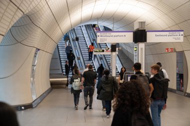 Londra, İngiltere, 11 Temmuz 2023, Bond Street İstasyonu 'nun içindeki Parlak Tünelden Yürüyen Yürüyen Yürüyen Yürüyen Yürüyen Yürüyen Yürüyen Çıkışa ve Elizabeth Hattı Platformu Aktarımları.