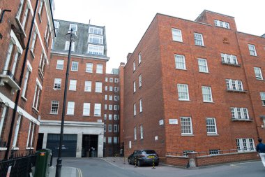 Londra, İngiltere, 11 Temmuz 2023, Westminster 'daki Ağırlık Evi Caddesi boyunca Kırmızı Tuğla Bina Huzurlu Şehir Köşesi' nin Ebedi Büyüsünü Ele Geçiriyor..