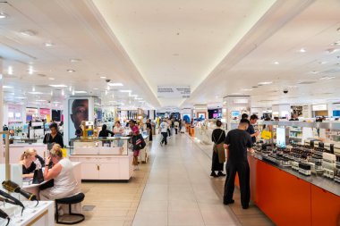 Londra, İngiltere, 11 Temmuz 2023, Alışverişçiler Parlak Aydınlatma, Parlak Gösteriler ve Modern Mağaza İşaretleri ile çevrelenmiş Selfridges İçindeki Güzellik Tezgahlarına Bakıyorlar.