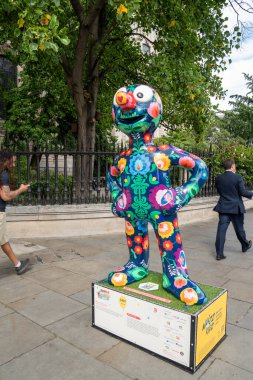 Londra, İngiltere, 11 Temmuz 2023, Londra Caddesi 'ndeki renkli karikatür tarzı heykel. St. Paul Katedrali' nin etrafına çiçek desenleri, cazibe ve yaratıcılık ekleniyor..