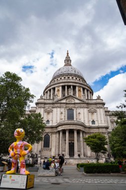 Londra, İngiltere, 11 Temmuz 2023, İnsanlar St. Paul Katedrali 'ne doğru yürüyor, Ağaçlar ve Binalar Çerçevelediler, Tarihi Tarihi Tarihi Eserleri Gösteriyorlar.