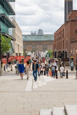 Londra, İngiltere, 11 Temmuz 2023, İnsanlar St. Paul Katedrali 'nden uzaklaşarak Millennium Köprüsü' ne doğru yürür, Ziyaretçiler Fotoğraf Çeker ve Şehir Manzarasının keyfini çıkarırlar..