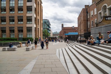 Londra, İngiltere, 11 Temmuz 2023, İnsanlar St. Paul Katedrali 'nden uzaklaşarak Millennium Köprüsü' ne doğru yürür, Ziyaretçiler Fotoğraf Çeker ve Şehir Manzarasının keyfini çıkarırlar..