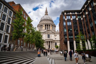 Londra, İngiltere, 11 Temmuz 2023, İnsanlar St. Paul Katedrali 'ne doğru yürüyor, Ağaçlar ve Binalar Çerçevelediler, Tarihi Tarihi Tarihi Eserleri Gösteriyorlar.