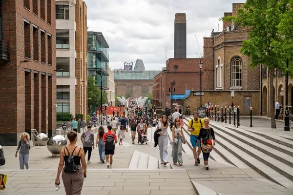 Londra, İngiltere, 11 Temmuz 2023, İnsanlar St. Paul Katedrali 'nden uzaklaşarak Millennium Köprüsü' ne doğru yürür, Ziyaretçiler Fotoğraf Çeker ve Şehir Manzarasının keyfini çıkarırlar..
