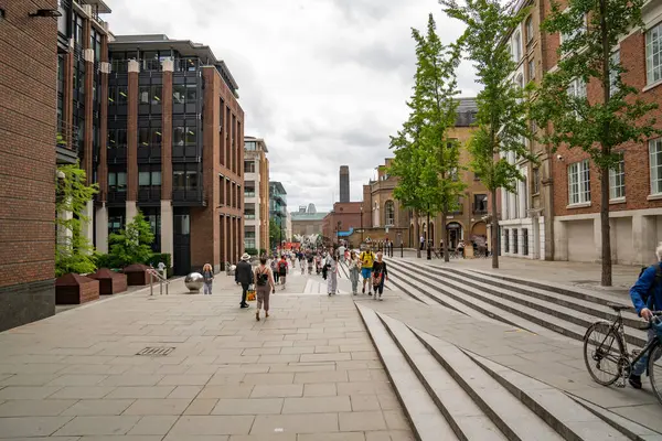 Londra, İngiltere, 11 Temmuz 2023, İnsanlar St. Paul Katedrali 'nden uzaklaşarak Millennium Köprüsü' ne doğru yürür, Ziyaretçiler Fotoğraf Çeker ve Şehir Manzarasının keyfini çıkarırlar..