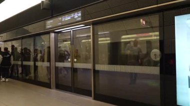 Londra, İngiltere, 11 Temmuz 2023, Modern Platform Tottenham Court Road İstasyonunda Cam Güvenlik Kapıları Parlak, Çağdaş Yerler Dijital İşaretli ve Döşemeli.