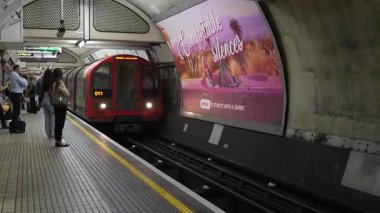 Londra, İngiltere, 11 Temmuz 2023, Bond Caddesi İstasyonuna Hareket Bulanıklığı, Londra Yeraltı Hız ve Yapısını Yakalayan Tren Geldi.