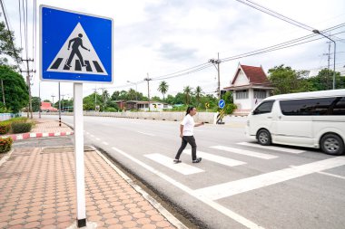 Asyalı bir adam yürümeye ve yaya geçidinden Tayland 'a koşmaya hazırlanıyor..