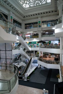Bangkok, Tayland - 26 Ağustos 2021, Bangkok 'taki Amarin Plaza binasının içinde Corona virüsü dönemi. Bangkok, Tayland.