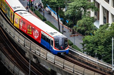 Bangkok, Tayland - 26 Ağustos 2021, Bangkok Toplu Taşımacılık Sistemi (BTS), Ratchadamri İstasyonu 'ndan Siyam İstasyonu' na kadar uzanan gökyüzü demiryolunda sürmektedir. Bangkok, Tayland.