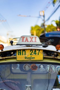 Phitsanulok Eyaleti, Tayland, 17 Kasım 2019, Phitsanulok Eyaleti 'nde yeşil sarı bir tuk taksisi park halindedir ve kullanım süresi ve yaşı göz önüne alındığında araç kötü durumdadır..